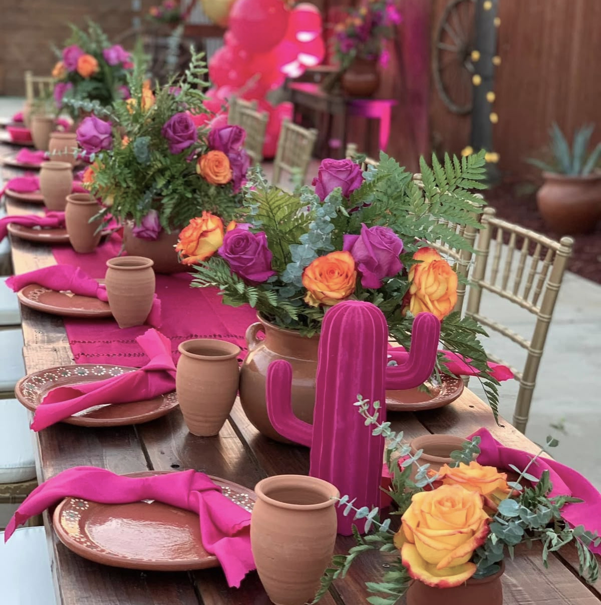 Mesa de comedor adornada con detalles rosa mexicano