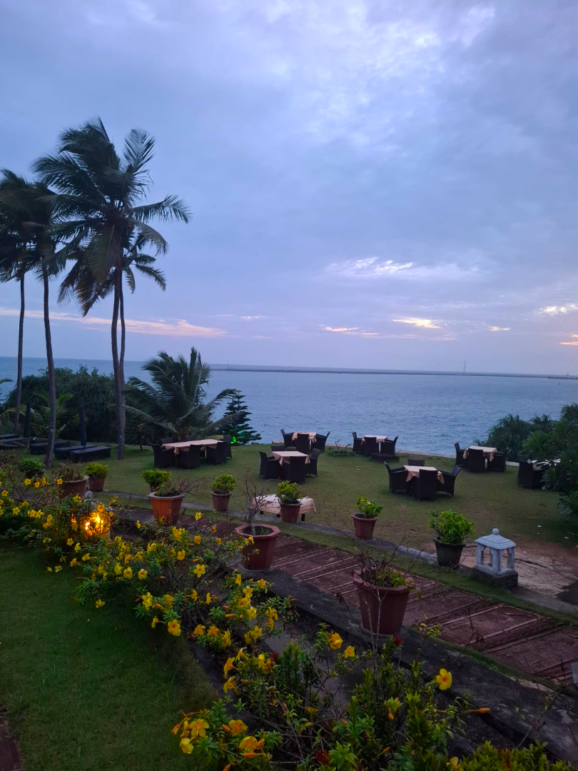 Restaurante frente al mar Arábigo