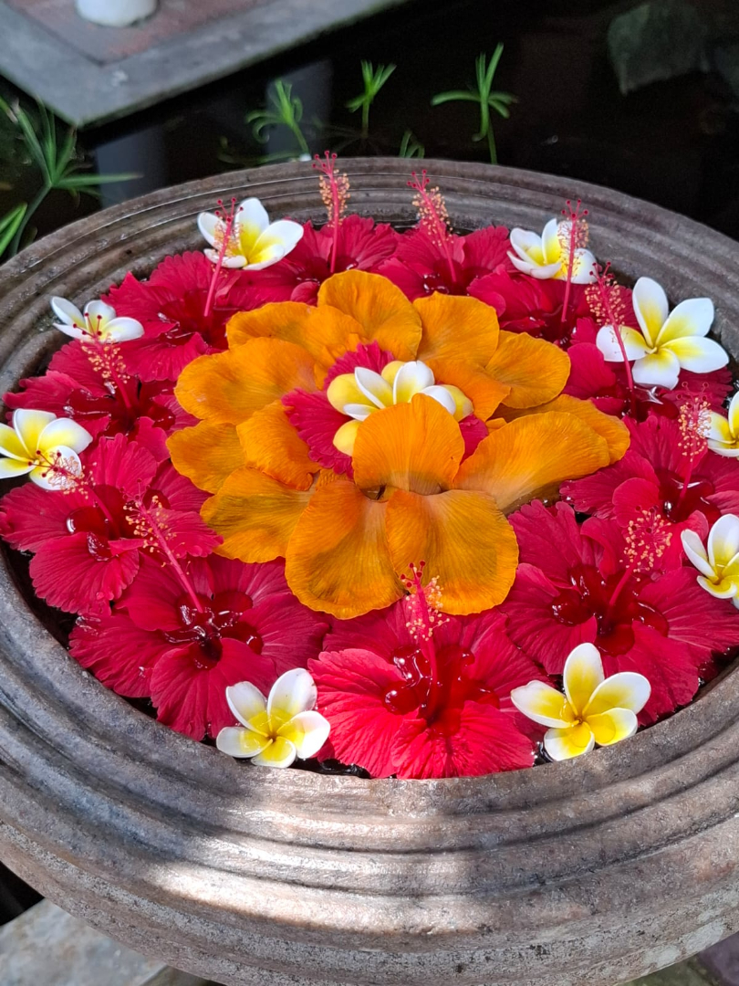 Mandala de flores con flor anaranjada