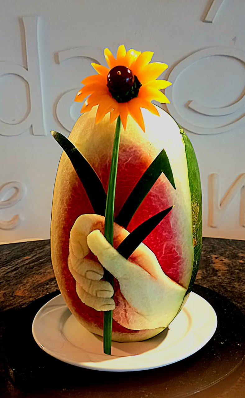 Arreglo frutal mano con girasol