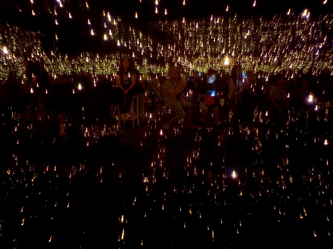 Recinto oscuro con serie de luces