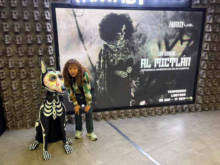 Persona junto a perro de papel frente a un tzompantli