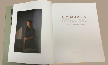 Libro abierto muestra página interior