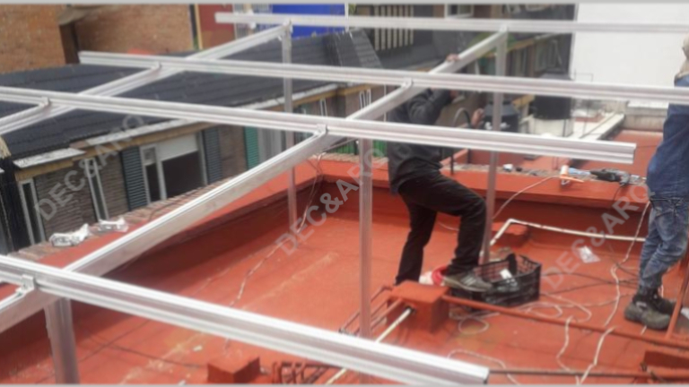 Trabajadores en proceso de instalación celdas solares