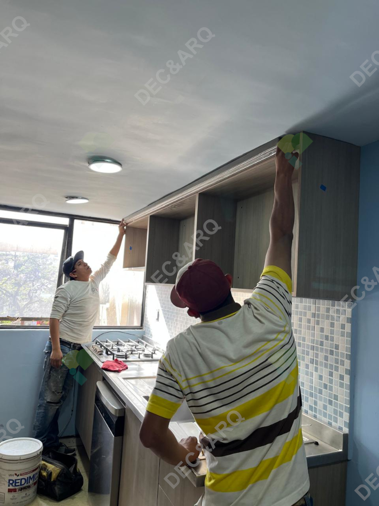 Carpinteros instalando una nueva cocina