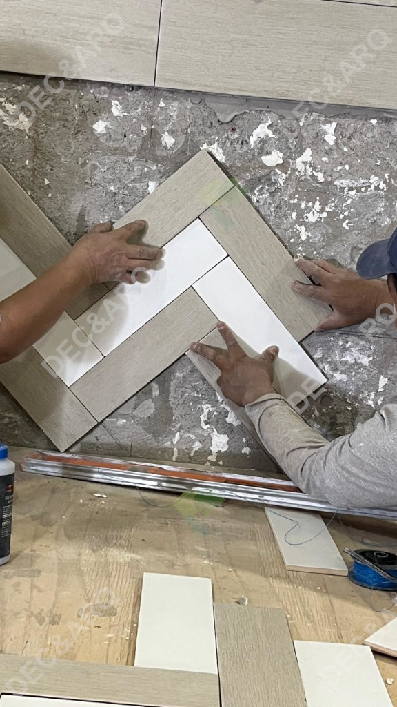 Personas colocando mosaicos en la pared