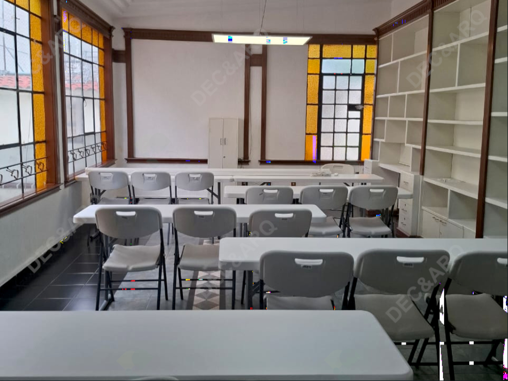 Salón con mesas y sillas