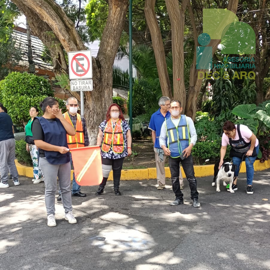 Personal en oficinas DEC&ARQ desalojando por simulacro