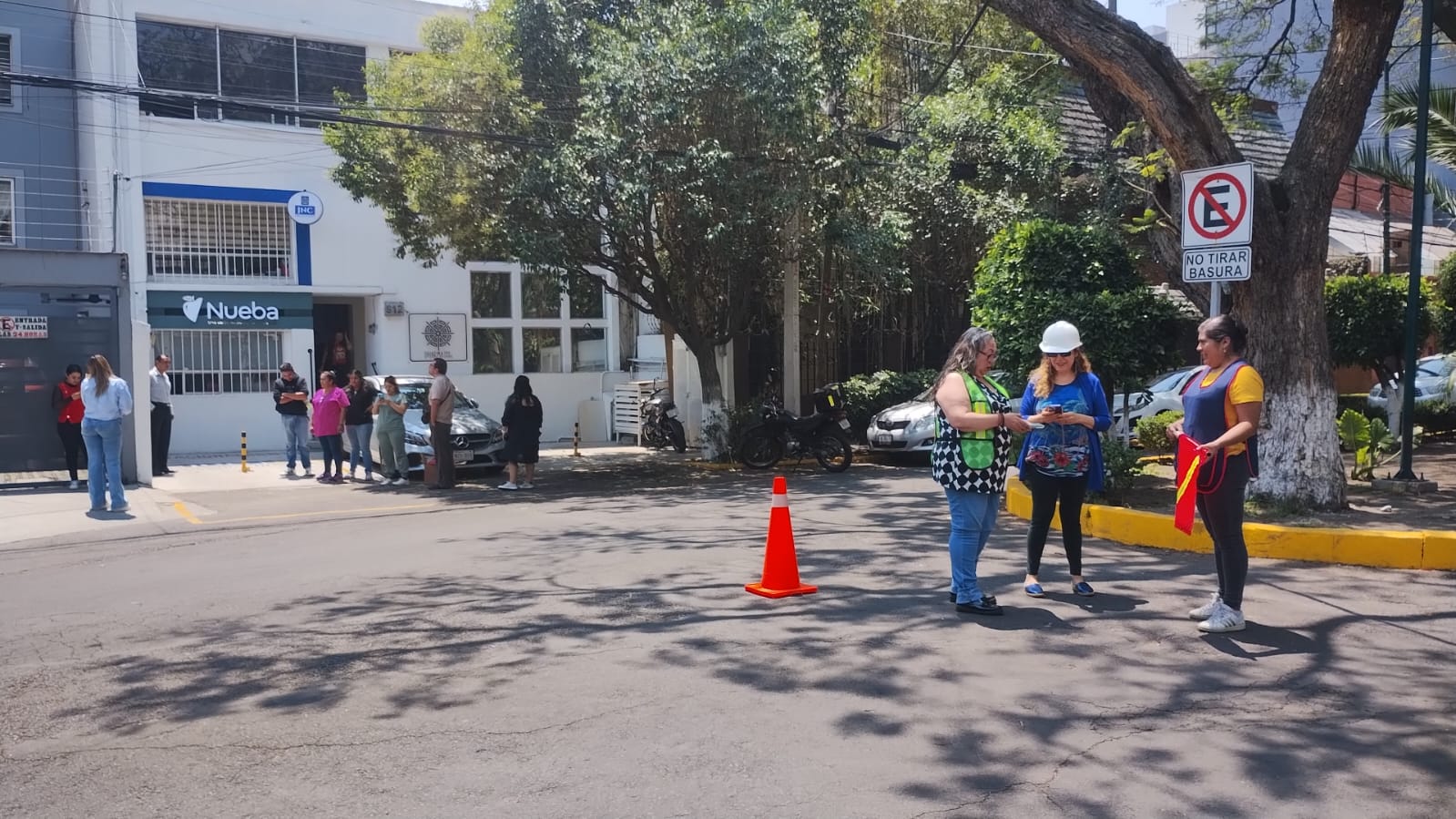 Personas en la calle después de simulacro de sismo